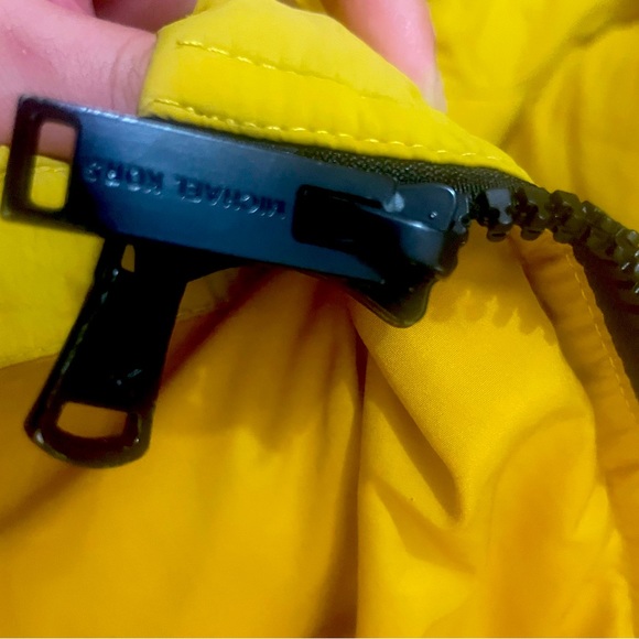 MICHAEL KORS (MEN’S WINTER PUFFER JACKET) *YELLOW* (AUTHENTIC) (LIKE-NEW) - Picture 4 of 5
